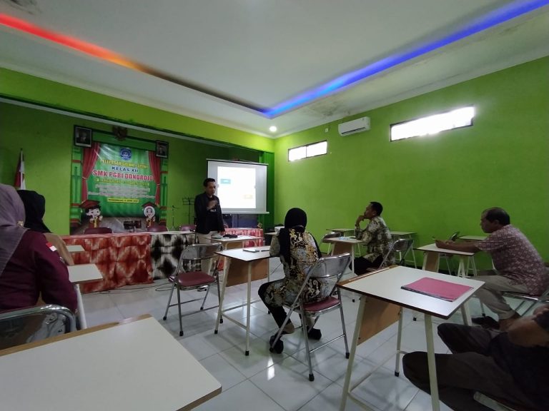 DECAA PELATIHAN MELEK DIGITAL DI SMK PGRI DONROJO